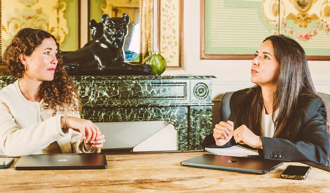 photo-de-léah-et-nadia-trustem-agence-spécialisée-en-conformité-rgpd